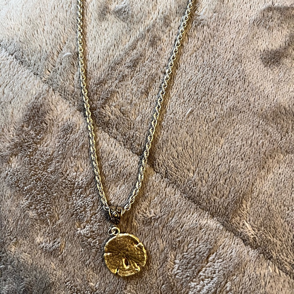 BEAUTIFUL SAND DOLLAR NECKLACE